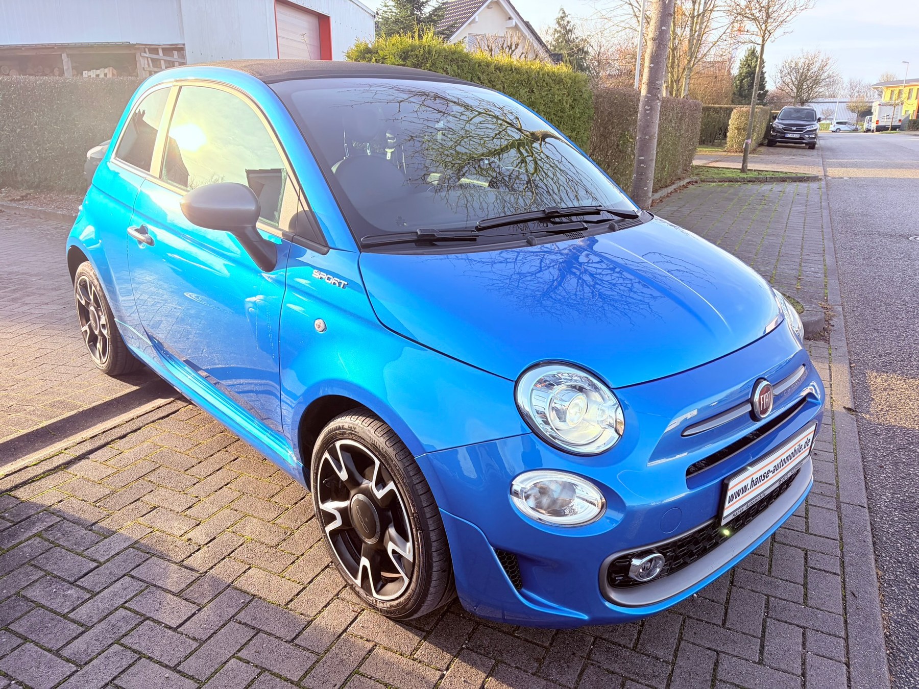 Blauer Fiat 500 bei Hanse Automobile